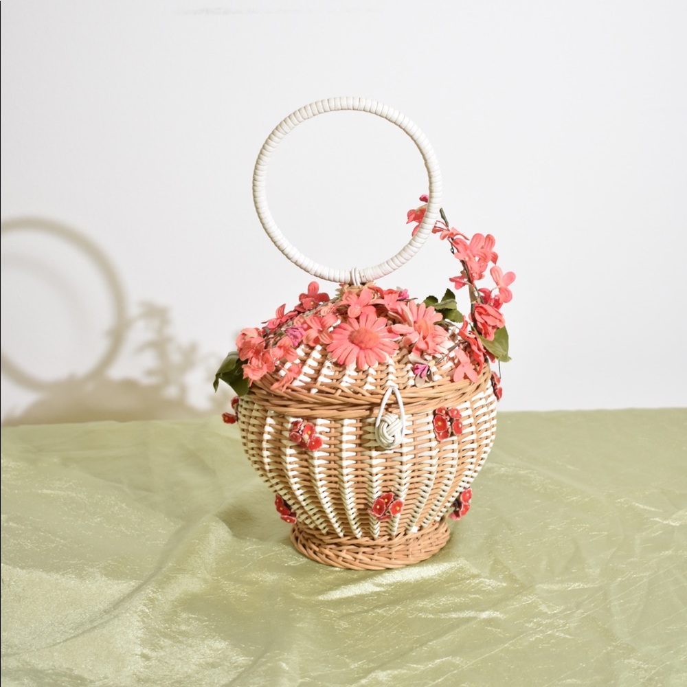 Rare 40’s woven straw purse with flower appliqué